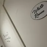 招待所 Black & White