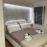 Black & White 招待所