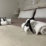招待所 Black & White