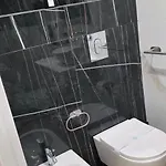 Black & White 招待所 巴里