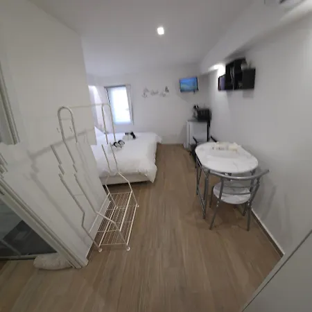 Πανσιόν Black & White 3*