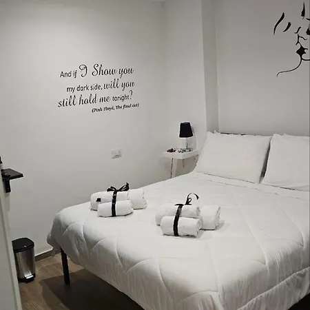 Black & White Luxury Guest house *